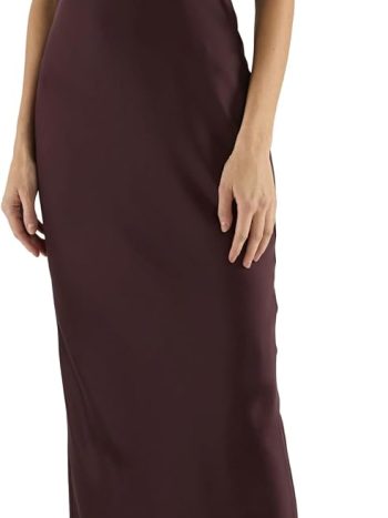 Luxurious Sleeveless Evening Gown with Fluid Silhouette